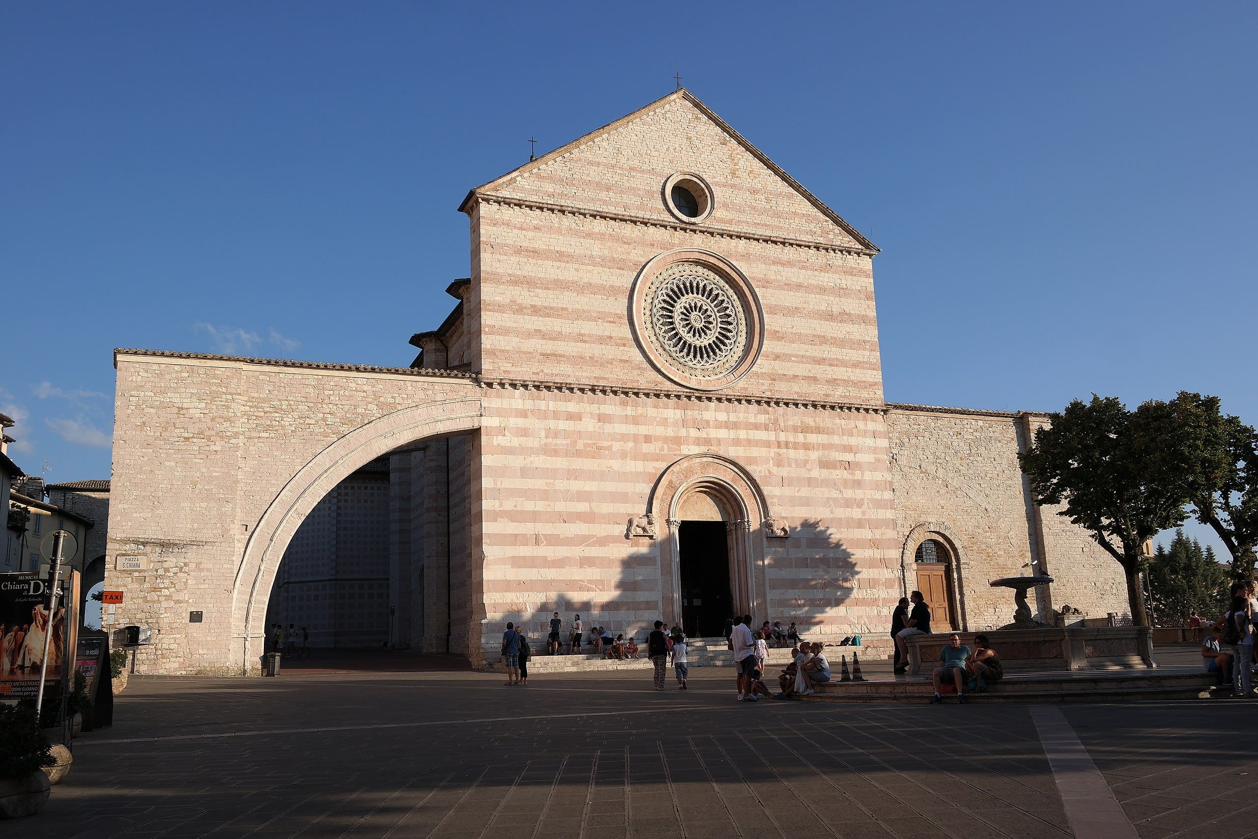 La Basilica di Santa Chiara - B&B Il Chiostro al centro di Assisi, con giardino esterno e vista sulla Basilica di Santa Chiara
