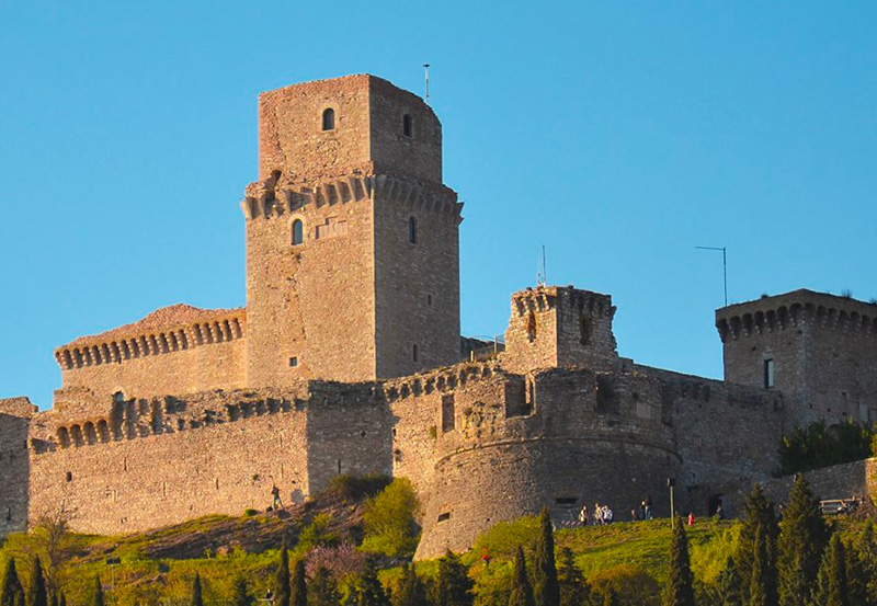La Rocca Maggiore - B&B Il Chiostro al centro di Assisi, con giardino esterno e vista sulla Basilica di Santa Chiara