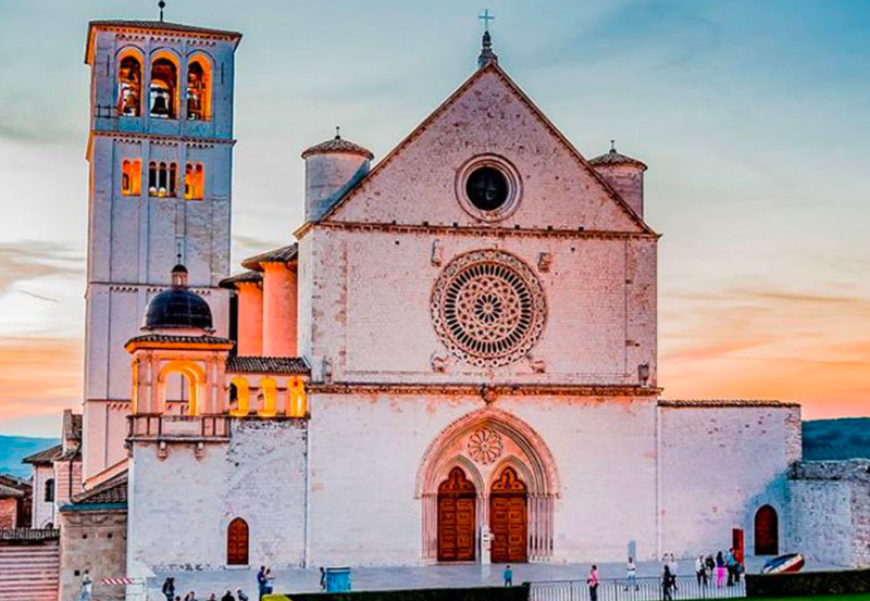 La Basilica di San Francesco - B&B Il Chiostro al centro di Assisi, con giardino esterno e vista sulla Basilica di Santa Chiara