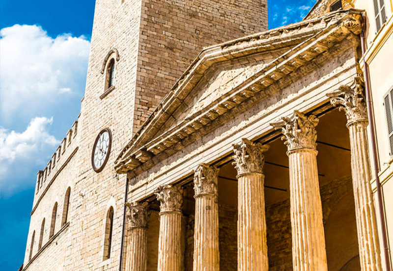 Il Tempio di Minerva - B&B Il Chiostro al centro di Assisi, con giardino esterno e vista sulla Basilica di Santa Chiara