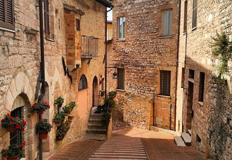 I vicoli di Assisi - B&B Il Chiostro con giardino esterno e vista sulla Basilica di Santa Chiara